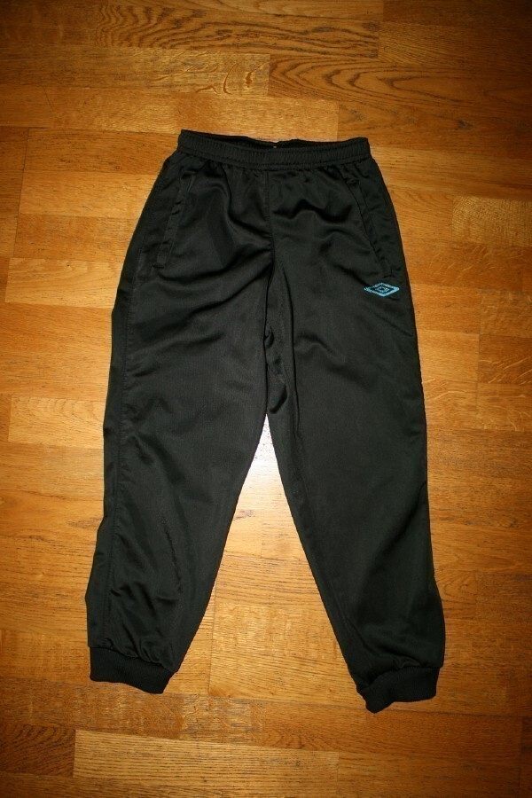 Umbro mustat verryttelyhousut 128