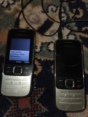 2 kpl Nokia 2730 classic + ohjekirjat
