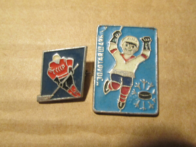 CCCP: kaksi vintage jääkiekkopinssiä