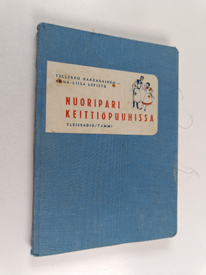 Nuoripari keittiöpuuhissa
