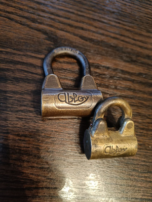 2 kpl Abloy riippulukkoa ilman avaimia