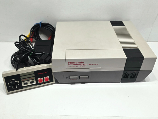 NES konsoli + ohjain [3]