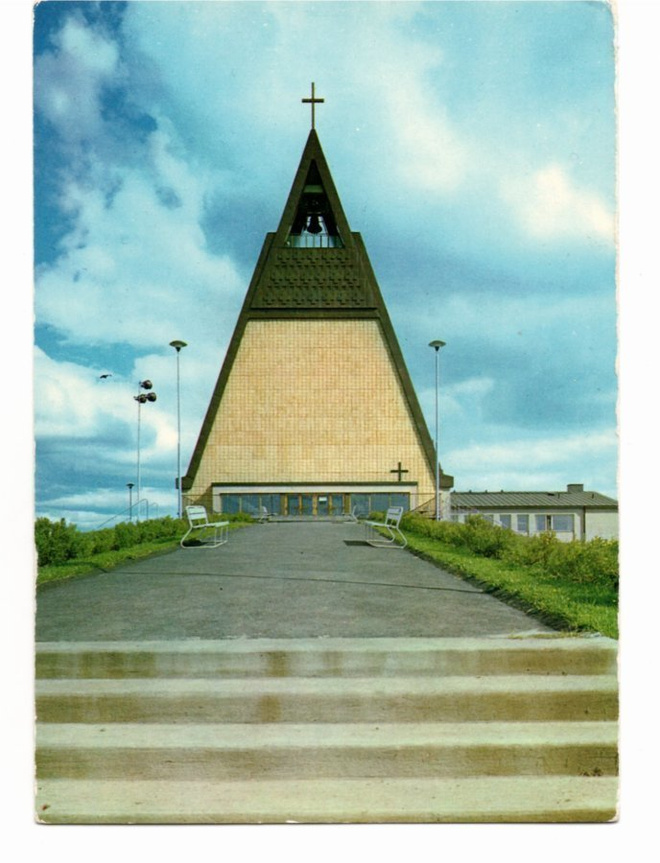 Joensuu: Pielisensuun kirkko edestä