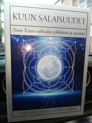 Kuun salaisuudet kortit + kirja ( SIS POSTIKULU)