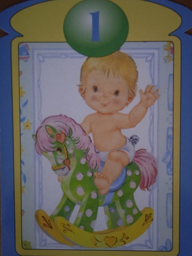 NO 1 - 1-vuotias poika keinuhevosen selässä