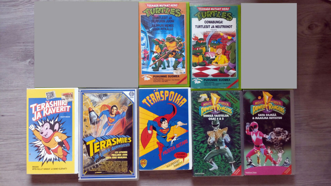 VHS-läjä: Kauhua, klassikoita, piirrettyjä.