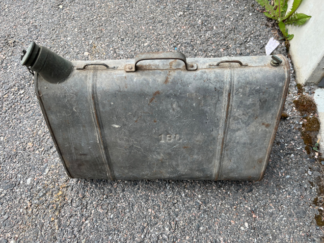 Vanha auton varatankki 18 l