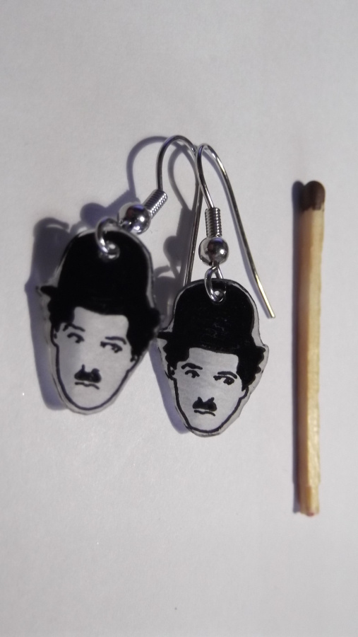 Uniikit käsin piirretyt Chaplin -korvakorut