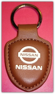Pieni nahkainen ruskea Nissan avaimenperä
