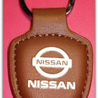 Pieni nahkainen ruskea Nissan avaimenperä - pikkukuva 1