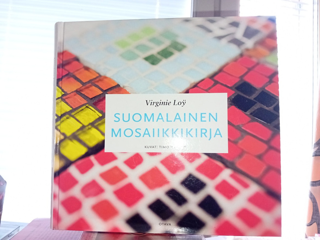 Loy : Suomalainen mosaiikkikirja ( SIS POSTIKULU  )