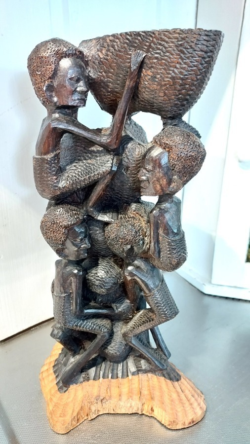 ERIKOINEN AFRIKKALAIS - TYYPPINEN PUUTYÖ