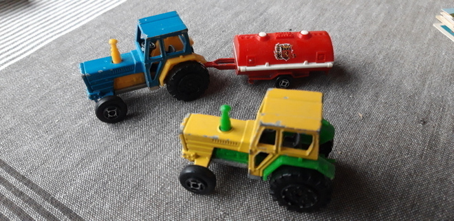 Vanha Majorette traktori 2 kpl ja säiliövaunu tms.