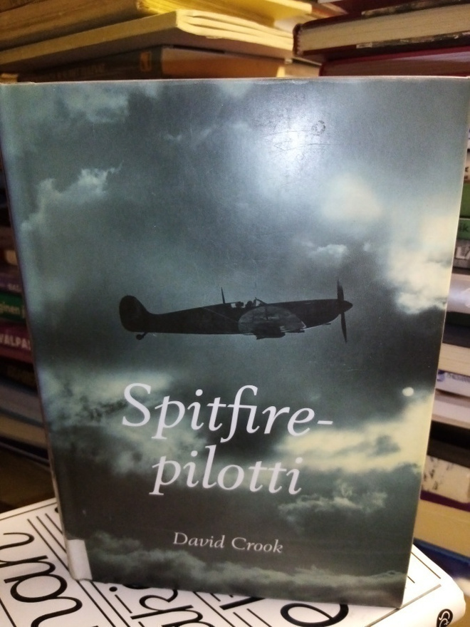 CROOK :  SPITFIRE-PILOTTI ( SIS POSTIKULU )