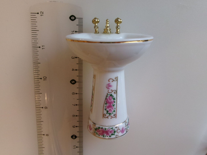 Nukkekoti pesuallas posliinia
