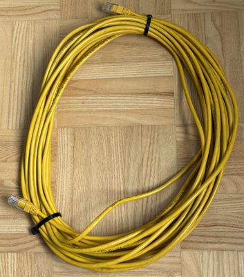 Keltainen RJ45-kaapeli