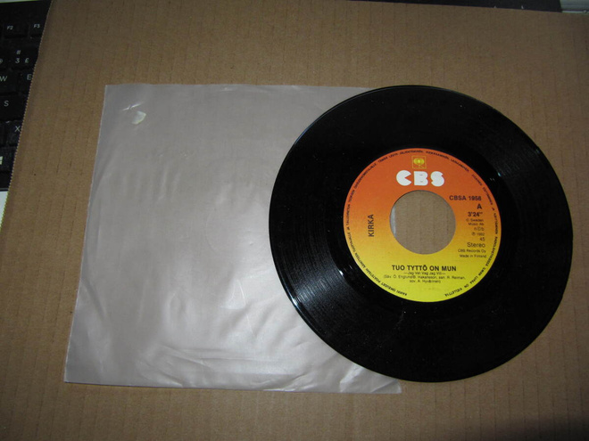 Kirka 7" Tuo tyttö on mun/Toisnlainen nainen v.1982