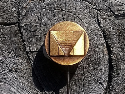 Eduskuntatalo rintamerkki. Halkaisija - 11 mm.