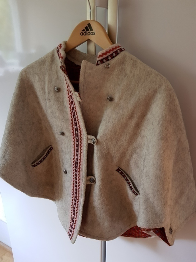 Boos Austrian Style Viitta / Poncho / Keeppi - koko 128cm