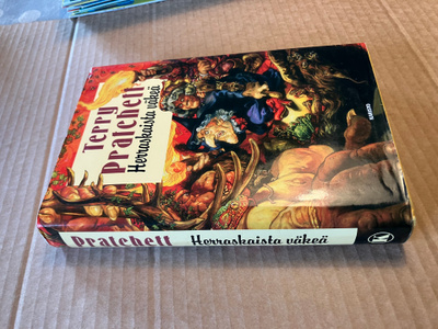 TERRY PRATCHETT HERRASKAISTA VÄKEÄ HYVÄ