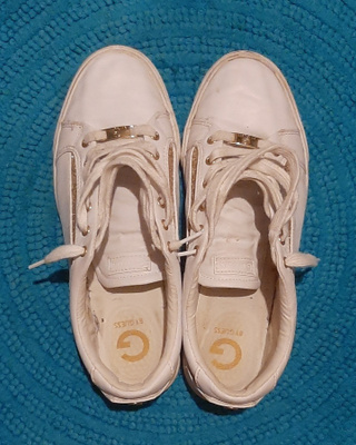 Guess 42 tennarit valkokulta (11M)