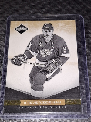 2011-12 Leaf limited spotligt gold #22 Steve Yzerman/25