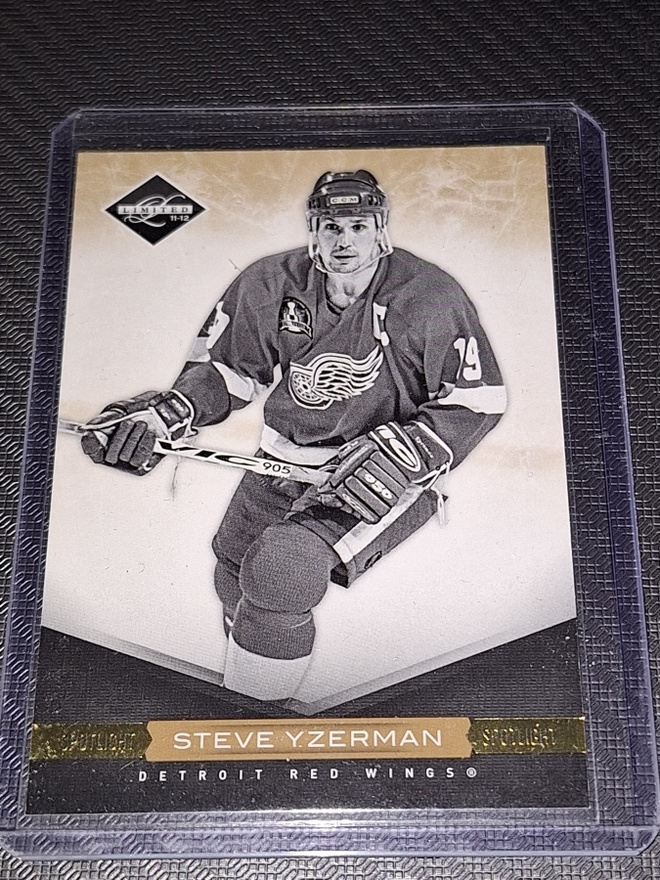 2011-12 Leaf limited spotligt gold #22 Steve Yzerman/25