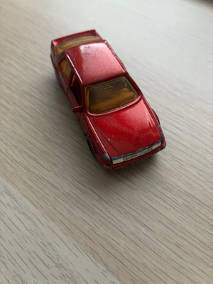 Saab 9000 punainen Matchbox n. 1/64 kokoa.