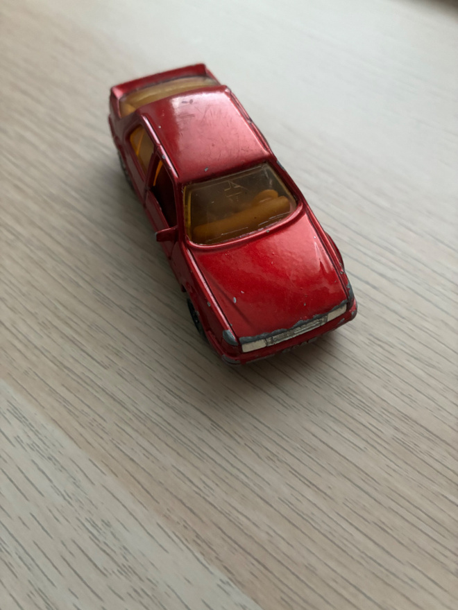 Saab 9000 punainen Matchbox n. 1/64 kokoa.