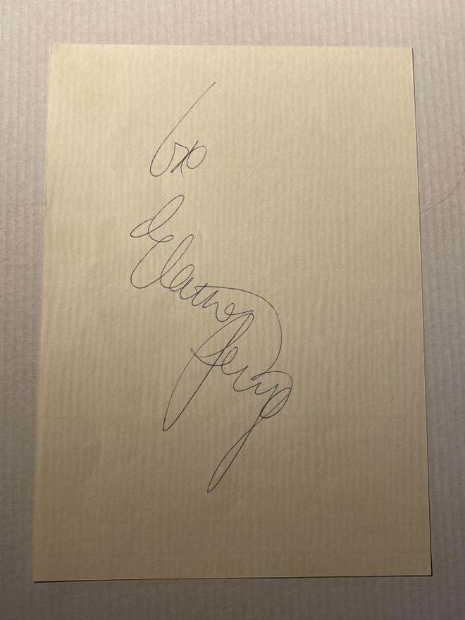 Elaine Paige nimikirjoitus paperilla