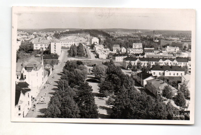 Lahti: Kaupungintalon puistoa ja puutaloja