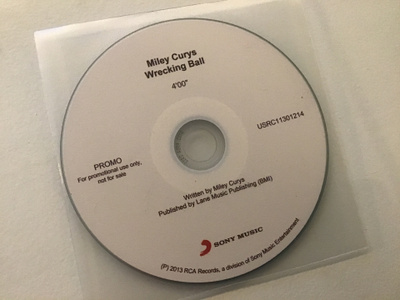 Miley Curys . Wrecking ball CDS single