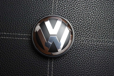 Volkswagen vannekeskiöt – Kromi-Musta – 65mm (4kpl sarja)