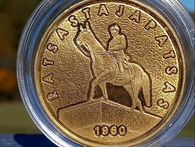 Kullanvärinen merkki C.G.E. Mannerheim. Muovikapselissa. Hal