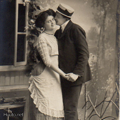RAKKAUS / Tyttö saa poskisuudelman mökin edustalla. 1900-l.