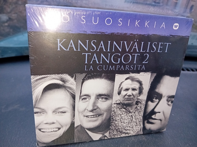 CD 20 SUOSIKKIA Kansainväliset tangot 2 ( UUSI  ) SIS POSTIK