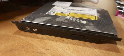 H-L Data Storage Läppärin Super Multi DVD rewriter.