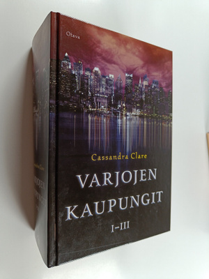 Cassandra Clare : Varjojen kaupungit 1-3 ; Luukaupunki ; ...