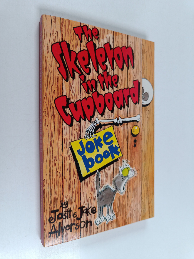 Josh Alverson ym. : The Skeleton in the Cupboard Joke Book