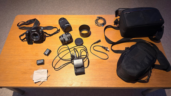Sony A35 + 18–55 ja 55–200 mm linssit + 2 akkua + laukut yms
