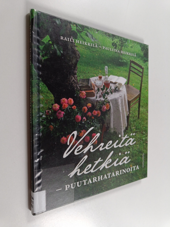 Raili Heikkilä : Vehreitä hetkiä : puutarhatarinoita