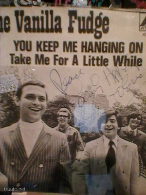 VANILLA FUDGE CARMINE APPICEN NIMIKIRJOITUS SINKUN KANNESSA