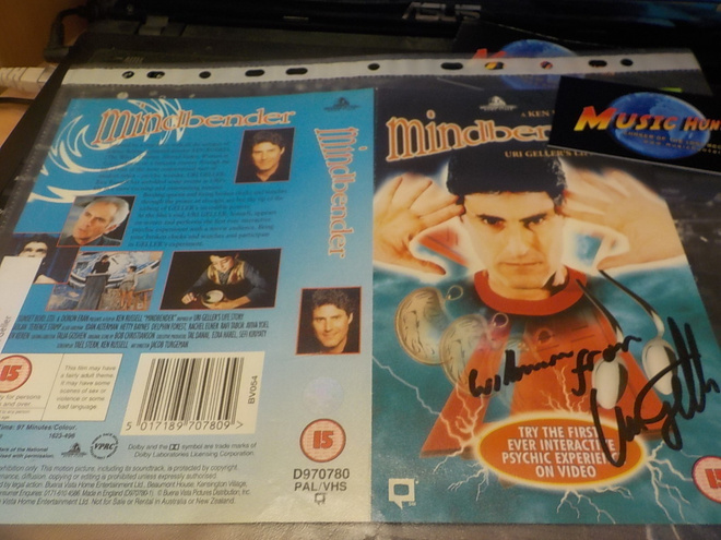 URI GELLER NIMIKIRJOITUS VHS KANSILEHDESSÄ