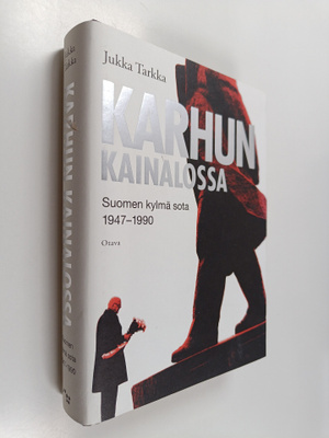 Jukka Tarkka : Karhun kainalossa