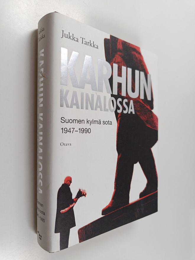 Jukka Tarkka : Karhun kainalossa