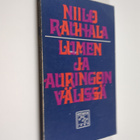 Niilo Rauhala : Lumen ja auringon välissä : runoja - pikkukuva 1