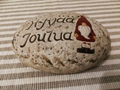 Hyvää Joulua tonttu kivi