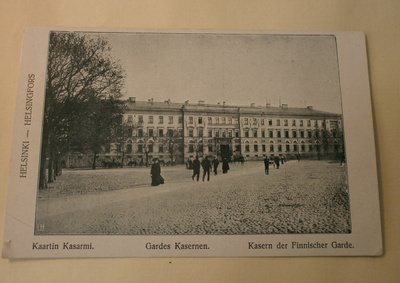 Helsinki, Kaartin Kasarmi, jalankulkijoita, mv pk, ei p.