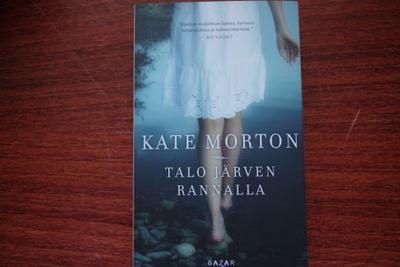 Kate Morton: Talo järven rannalla (2018), yli 650 sivua!!!