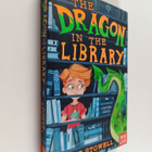 Louie Stowell : The dragon in the library - pikkukuva 1